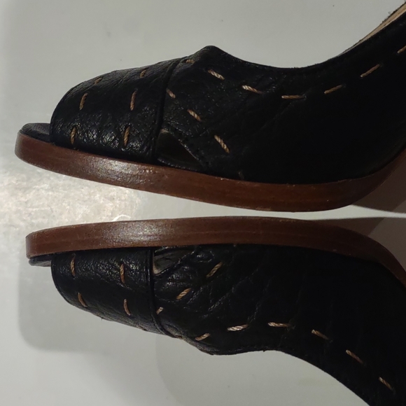 Beautiful genuine leather shoes by Coach - Picture 6 of 12